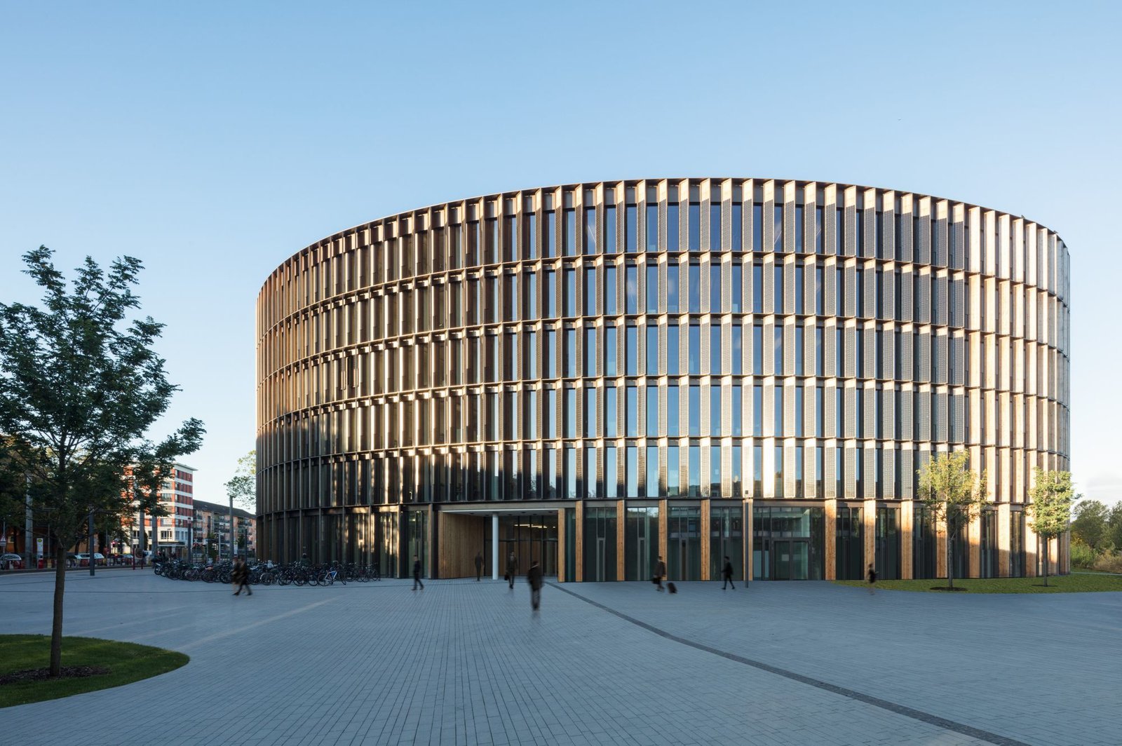 Modernes Verwaltungsgebäude des öffentlichen Dienstes, Außenansicht mit runder Holzfassade