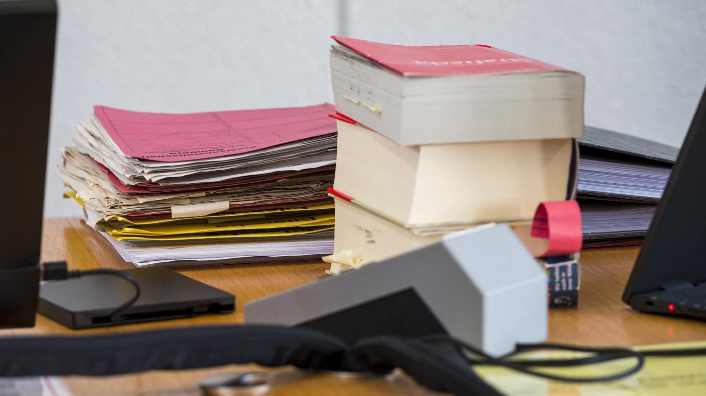 Aktenordner und Dokumente auf einem Schreibtisch